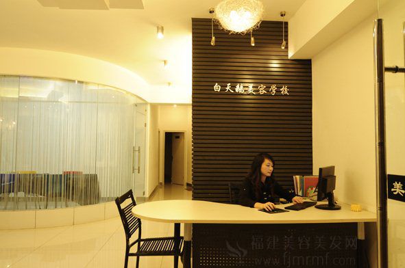 白天鹅美容美发职业培(péi)训(xùn)学校 白(bái)天鹅美容美发(fā)职业培训学校